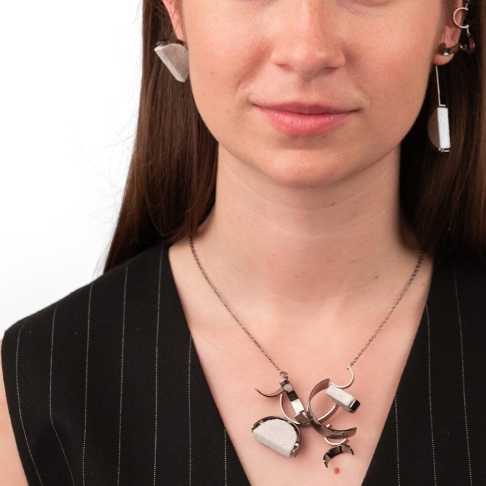 Experimentální prototyp z Glassticine — ukázka tvarovatelnosti materiálu