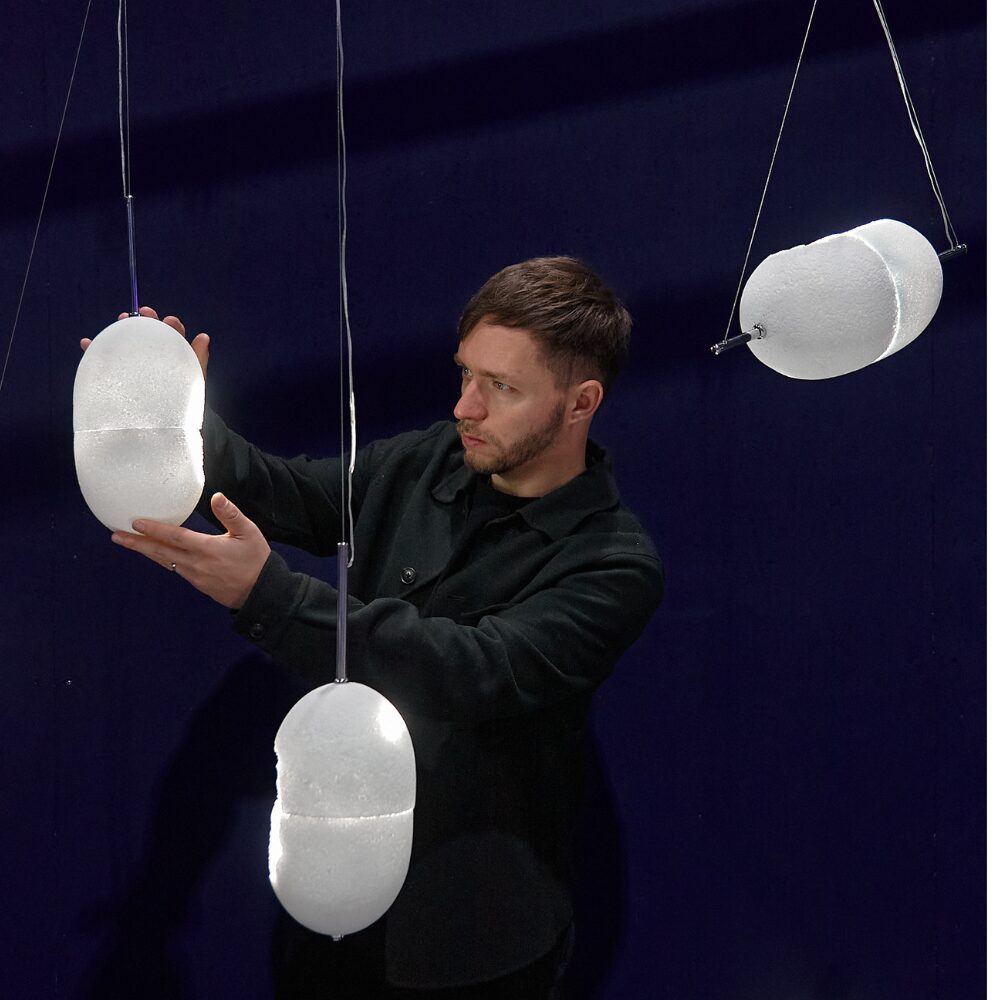 Detail světelného objektu z Glassticine — recyklované sklo prosvětlené teplým světlem