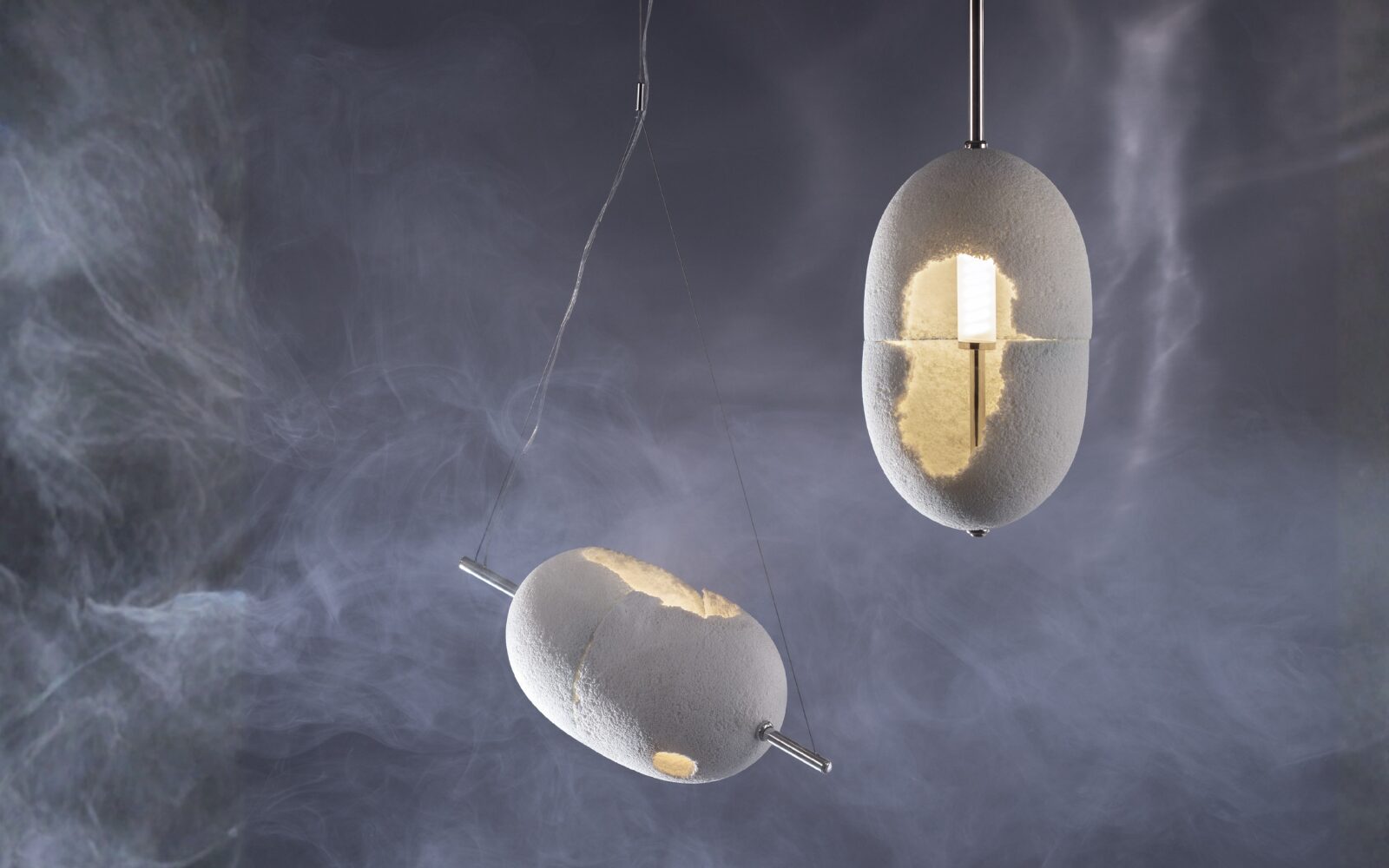 Dekorativní interiérový prvek z Glassticine — světelný objekt s porézní strukturou